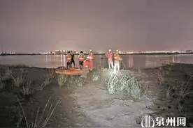 两男子赶海被困 消防滩涂中救人图片