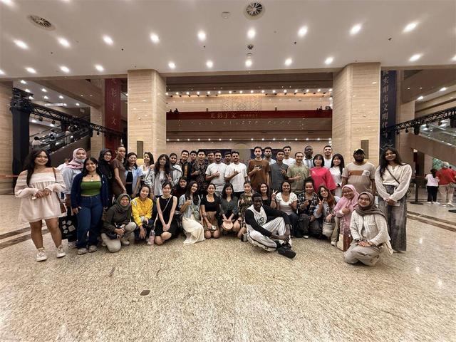 湖北省博“中秋夜宴”吸引留学生沉浸体验