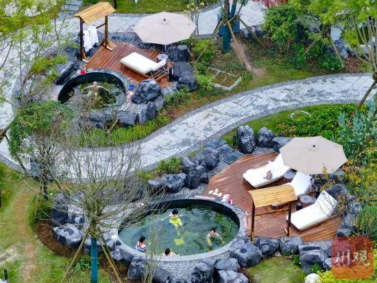 夹金山下滑雪！跟着大熊猫冬游雅安