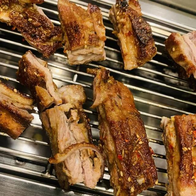 哈尔滨火车站，这么多人拎着“小红桶”！里面装着……