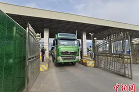 广西凭祥市浦寨—新清货运通道实现新车出口“零的突破”图片