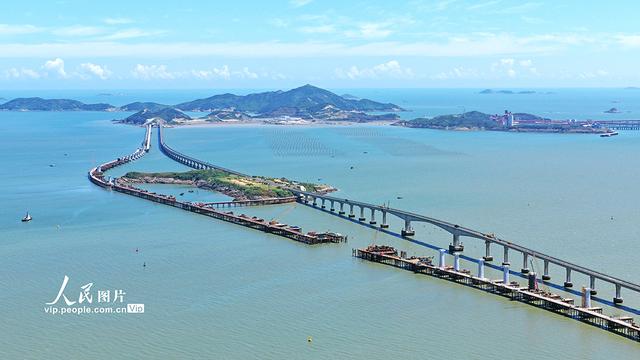浙江临海：头门港铁路跨海大桥建设正酣