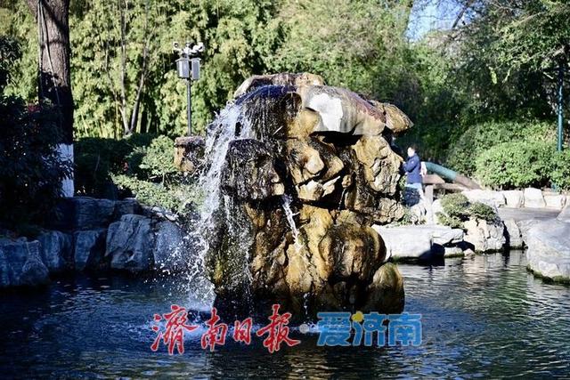 冬阳染泉色 五龙潭月牙泉静美醉游人