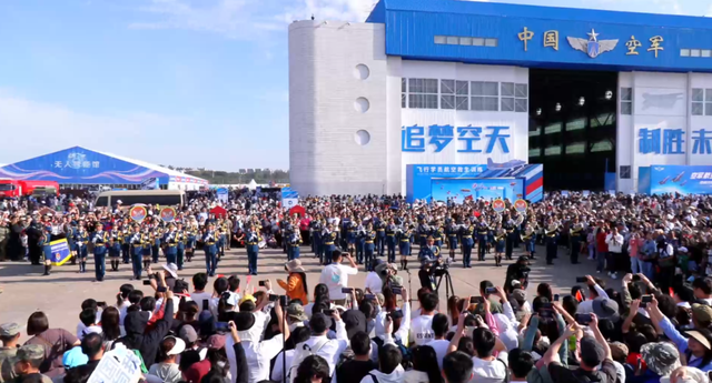 天空与艺术共舞，全城沸腾！正在进行，速来加入！