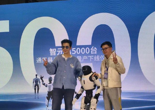 法院：下班后回工作微信属于加班；估值 140 亿美元，软银、英伟达或投机器人公司；2025 微博年度词「赛博」