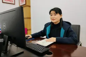 全国人大代表李承霞谈外卖骑手劳动保障：将电动车、货物损失纳入商业保险责任范围，分摊骑手经济风险图片