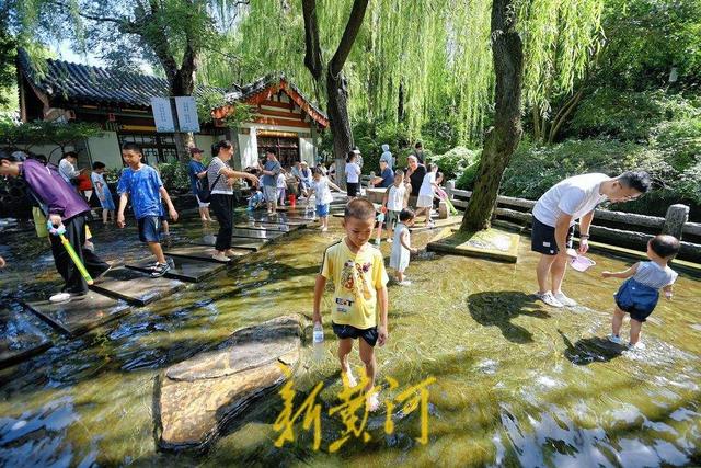 一年四季 泉在济南丨抓住暑热的尾巴 济南趵突泉畔戏水乐趣多