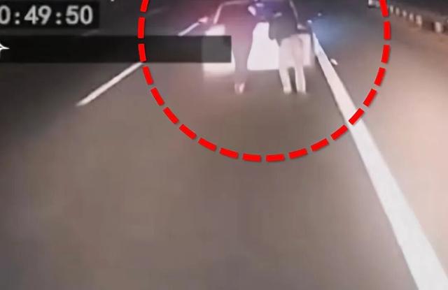 一新能源汽车高速上电量耗尽，2人下车推行20米被撞身亡，事发地距服务区约500米