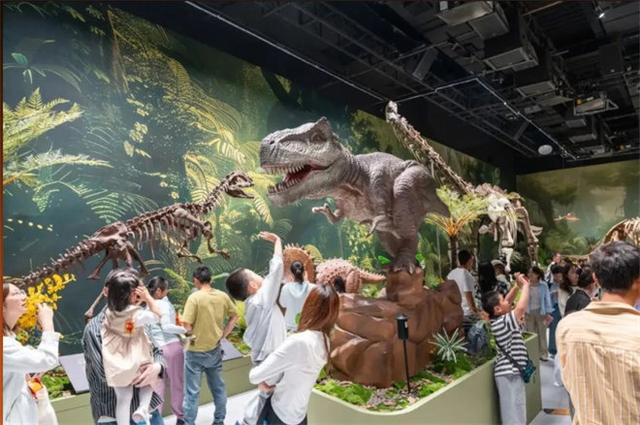 《逃出白垩纪》：影史怪兽千千万，唯它稳坐顶流