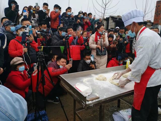 “鸡排哥”登顶：烟火气如何接住泼天富贵？