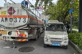 改装面包车变身“加油站” 成都警方斩断多个非法运输、储存、销售成品油犯罪链条图片