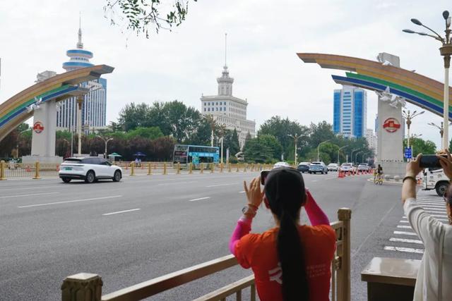 北京将升挂国旗红旗23万面！长安街景观，又上新了→