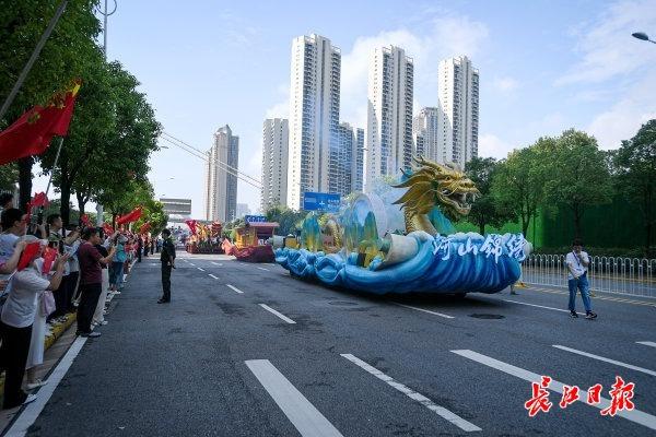 直击！蒜鸟、悟空、Labubu坐花车巡游武汉