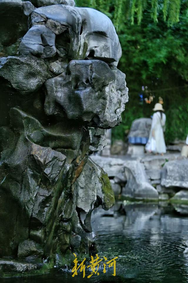 五龙潭“月牙飞瀑”胜景初现，比去年早约20天