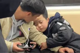 小男孩被爸爸忘在地铁上，拉着好心大哥哥一脸懵，"以后你们就是我二爸 、三爸"图片