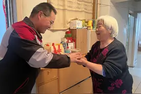 顺丰小哥担任小区“副楼长”，每天顺手扔垃圾温暖独居老人心图片