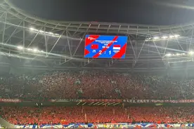 中国男足在青岛青春足球场取得世预赛首胜图片
