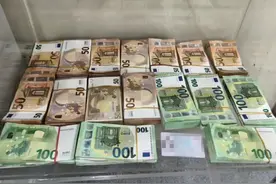 黑色塑料袋装巨款，拱北海关查获一起旅客违规携带11.5万欧元出境案图片