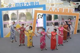 逛着街还能看表演？太热闹了~图片