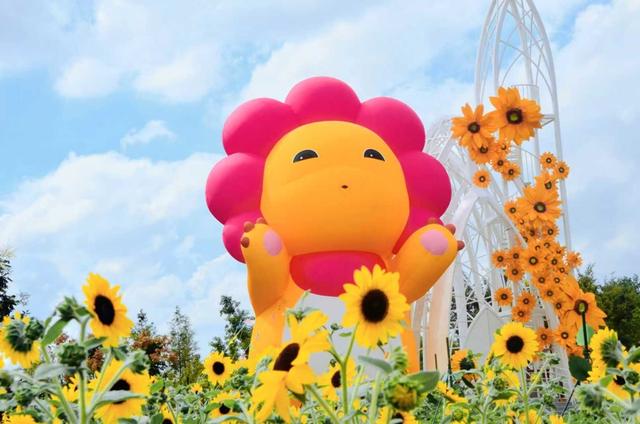 上海奇迹花园国际艺术花展启幕，多变奶龙潜入花海