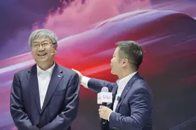 上海车展中最“不务正业”的车企：自研人形机器人逛展，飞行汽车爆改“痛车”图片