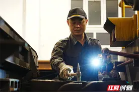 深夜高铁线上的“快递铁哥”，一起走进鲜为人知的铁路特殊司机图片