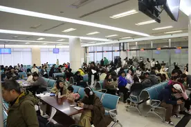 应对节前办证高峰，元旦前上海加开两场出入境办证夜间专场图片