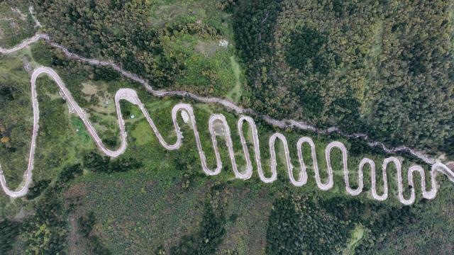 G视觉·名家推荐丨杨楹:穿越云海的天路!九寨沟“28道拐”,弯弯惊心皆仙境