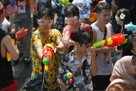 泰国庆祝泼水节图片