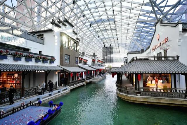 在银川坐乌篷船、看沉浸演艺！砂之船（银川）奥莱江南水街今日开街