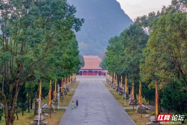 九嶷山：德孝源起处，群峰朝舜来