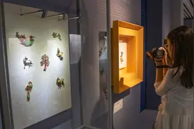 小红书刷屏的“Vintage胸针展”来了，来上历博欣赏最“贴心”的艺术图片