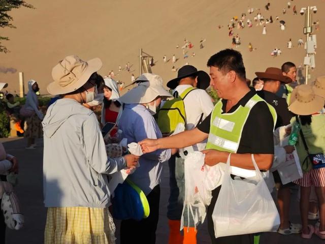轻装而来 洁净而归 鸣沙山月牙泉环保倡议书