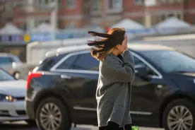 “电动车、自行车倒了一片”，北京现10级大风！图片