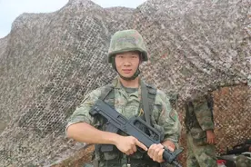 退役女兵送未婚夫二次入伍，甜蜜出征图片