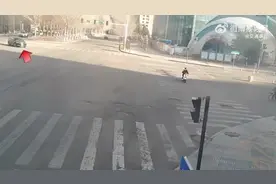 幸亏家长眼疾手快，一把将孩子拉了回来，司机怎么想的...图片