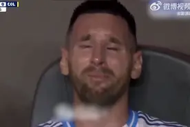 热搜爆了！梅西受伤退场，脚踝肿如鹅蛋，怒摔球鞋掩面痛哭！劳塔罗加时赛绝杀，阿根廷险胜夺冠图片