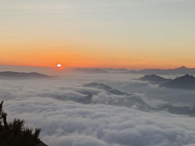 岳西牛草山清晨现美丽云海日出