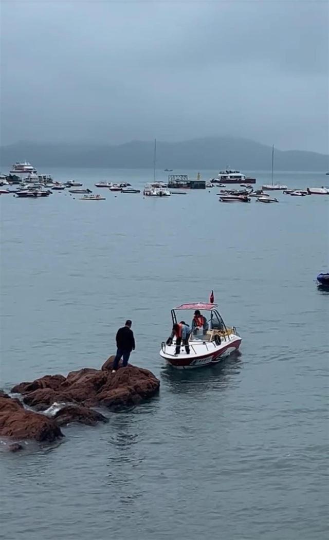 男子遇海水涨潮被困礁石淡定刷手机