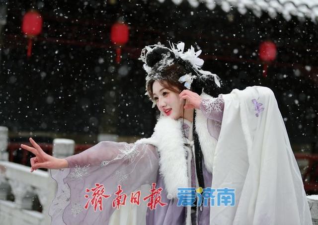 青砖黛瓦披银装，雪后泉城美到穿越