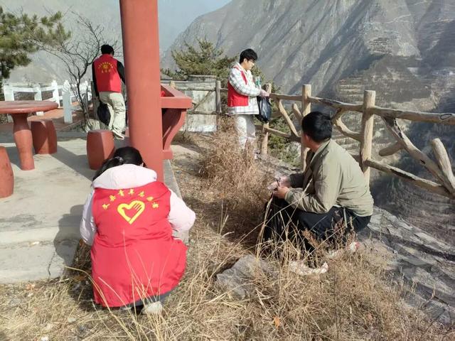 【青春护绿志愿行，环境焕新我先行】文县团委积极组织“返家乡”大学生参与环境卫生整治