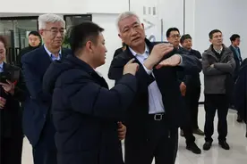 与人工智能之间展开深入“对话”，政协委员畅谈感受和思考……图片