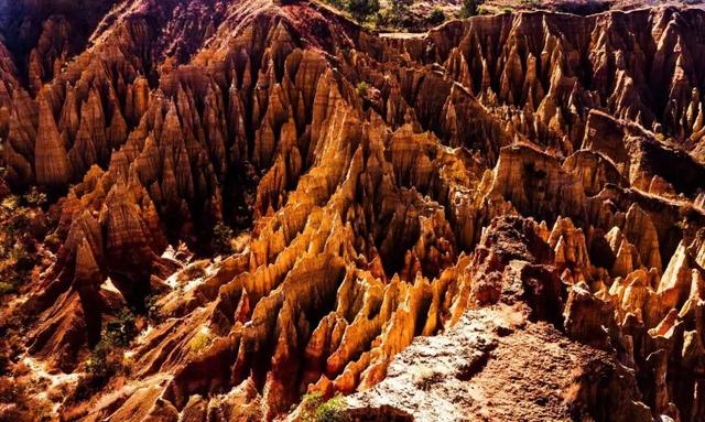 滇中藏不住了！楚雄21℃暖冬，一半是山水秘境，一半是舌尖热辣