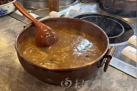 胡辣汤江湖传奇：将早餐开成24小时经营的深夜食堂，建设全国唯一一条胡辣汤定制生产线丨河南早餐顶流“华山论剑”图片
