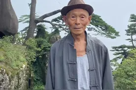 央媒齐点赞：河南小伙打工挣钱，带75岁爷爷游黄山图片