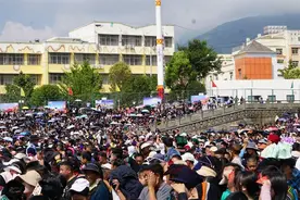 奔赴一场“火”的狂欢！凉山昭觉2024年彝族传统火把节开幕图片