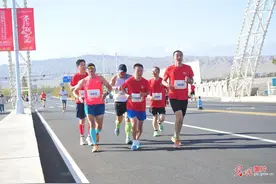 嘉峪关长城马拉松鸣枪开跑图片