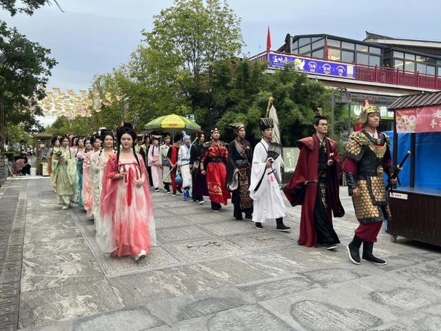 2025“盛世华诞”・放歌汉中”华服秀精彩上演
