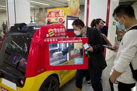 满足“轨道生活”新需求，北京地铁已推出鲜花展示柜、共享寄存柜图片