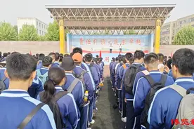 周村区实验中学举行成人仪式暨文昌湖励志远足活动图片